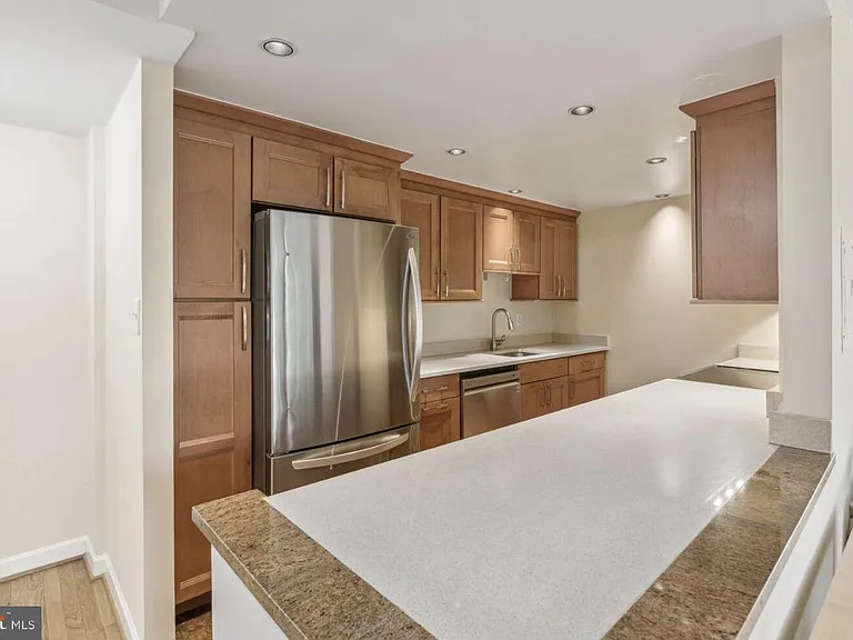 1401 N Rhodes St #406 — Photo 4