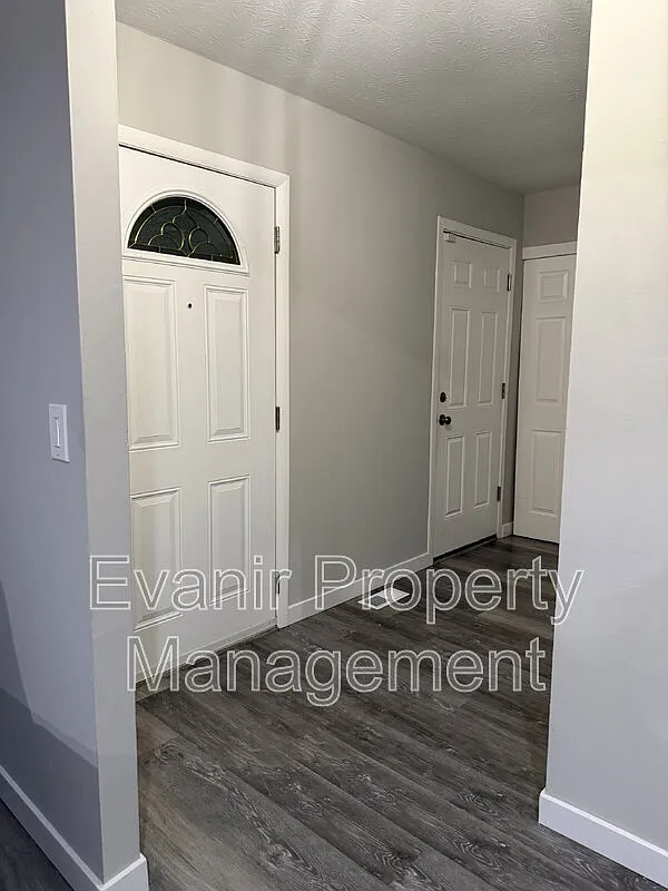 3 bed, 3.0 bath, 1823 sqft, $2,300 — Photo 2