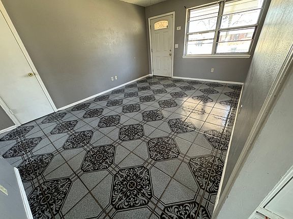 2nd image of 913 N Bradley Ave