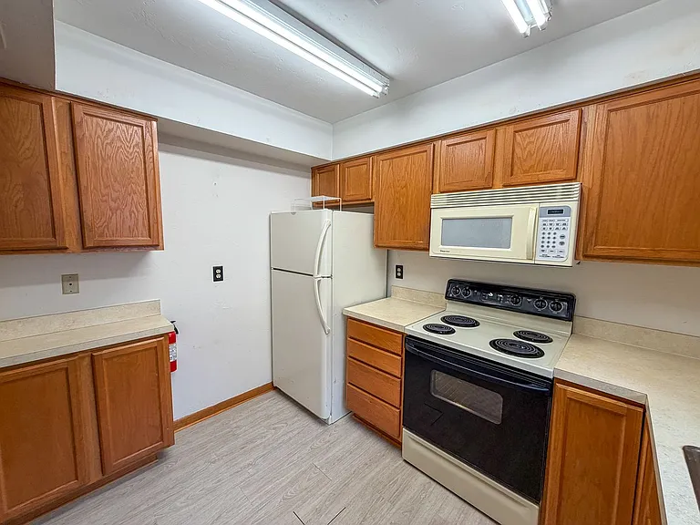 2260 W University Ave — Photo 7