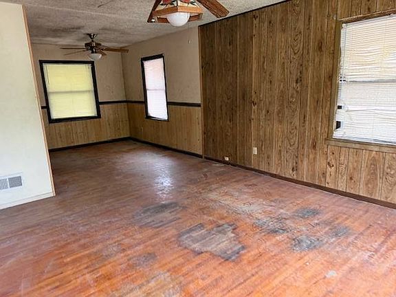 2nd image of 1825 Lexington Rd