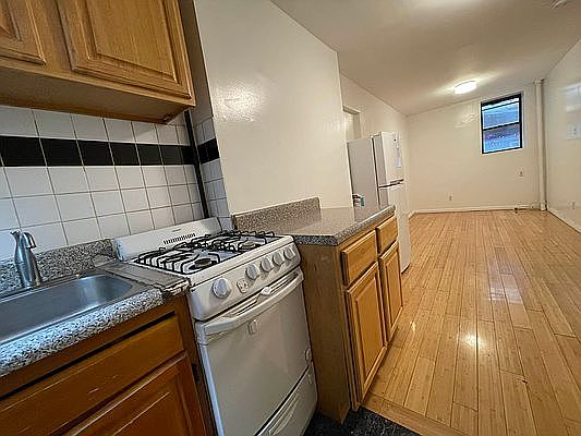 5th image of 104 Bayard St APT 2