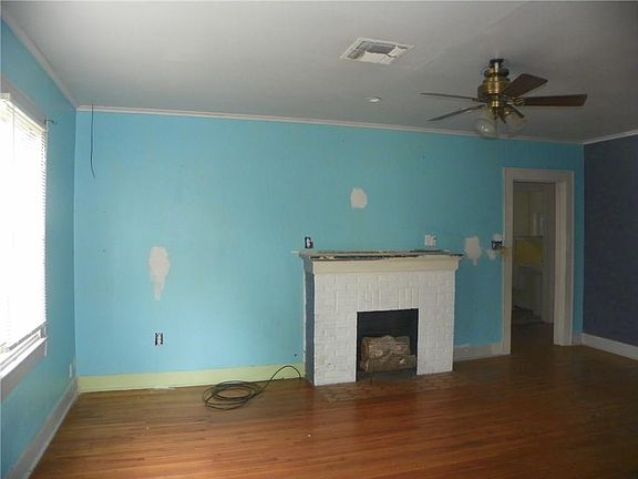 3rd image of 915 11th St