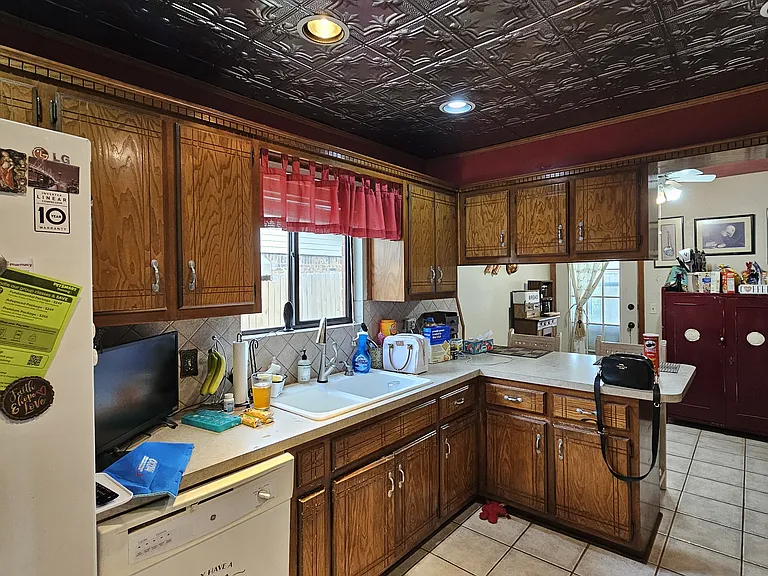 11612 SW 7th St — Photo 5