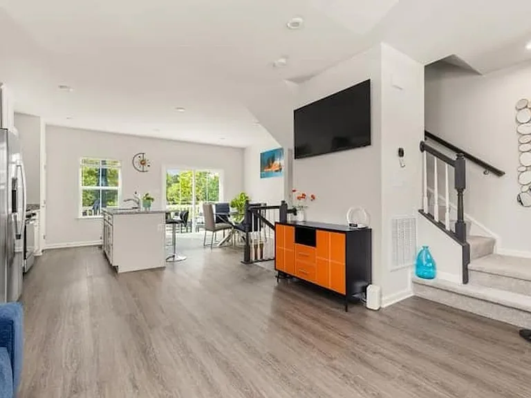 207 Falcon Ave — Photo 3