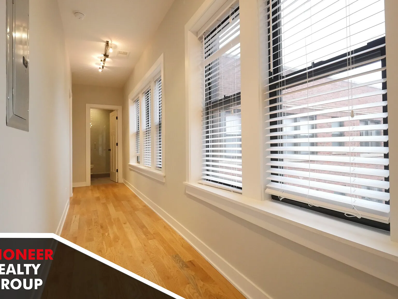 W Eastwood Ave, Chicago — Photo 4