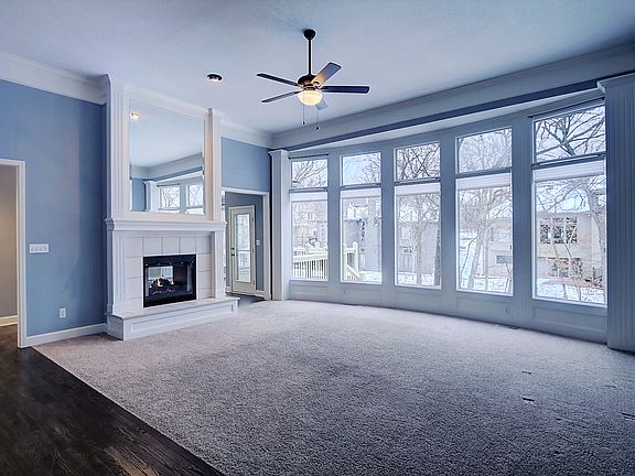 SPACIOUS LIVING ROOM