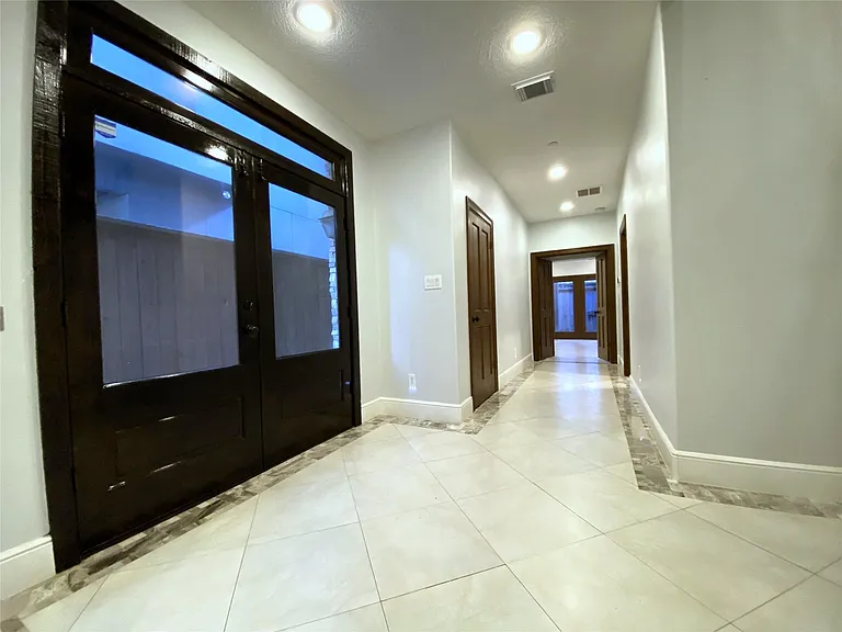 1012 Crocker St — Photo 3