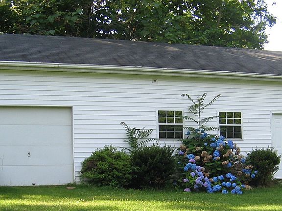 40'x16' Workshop with heat, AC, 100 amps, small garage,attic & storage.