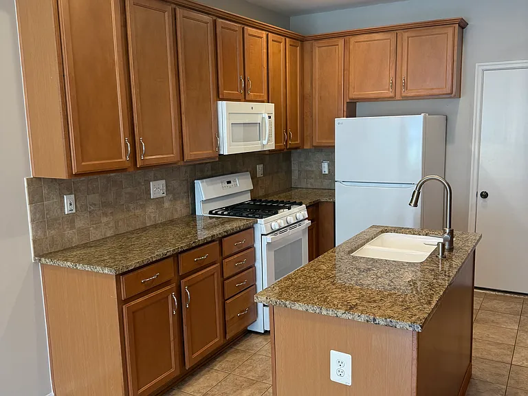 9504 Walker Way — Photo 5