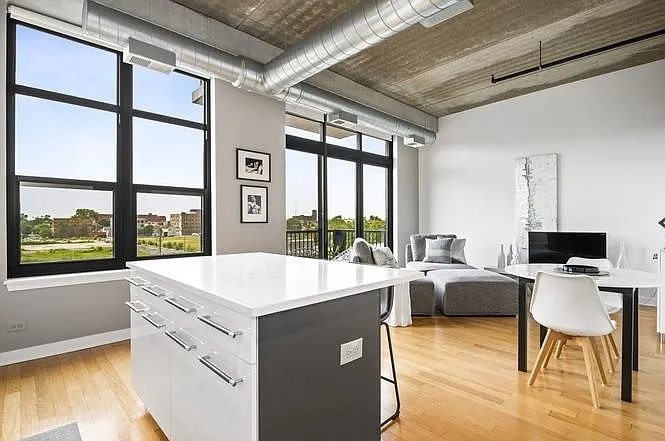 1 bed, 900 sqft, $2,350 — Photo 3