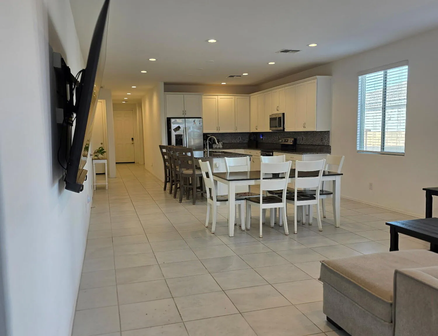 4 bed, 3.0 bath, 2095 sqft, $2,300 — Photo 4