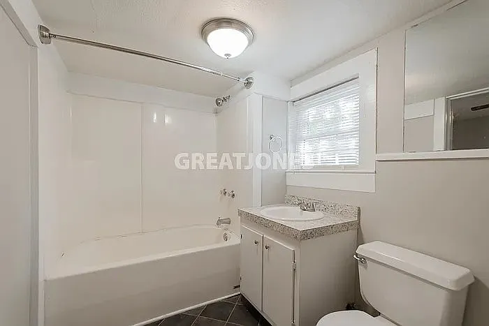 jpg - 2100 Lakeshore Dr