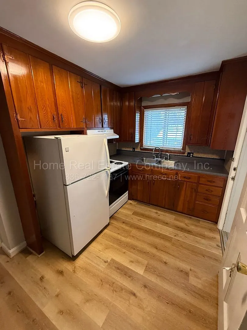 Oakwood Apartments | 2425 Queen Street Apt #9 — Photo 2