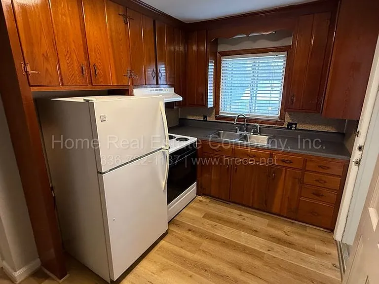 2425 Queen St #9 — Photo 2