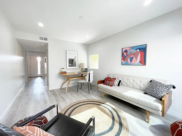 230 S San Marino Ave #B — Photo 27