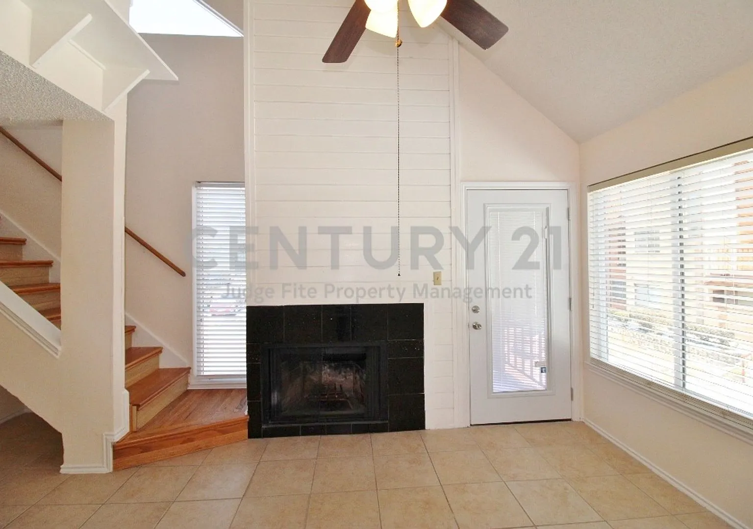 Amazing 2/2 Condo in Fantastic Arlington Location For Rent! — Photo 1