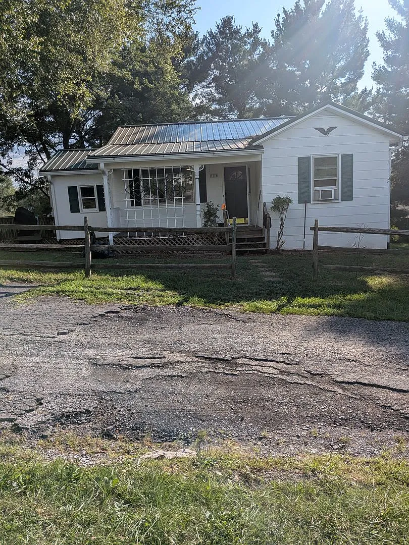 Single Family Home Near Walmart & Minutes from Downtown Lexington — Photo 1