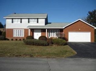 8 Valleyview Dr, Albany, NY 12208