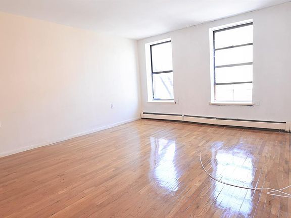 2nd image of 120 W 112th St APT 4A
