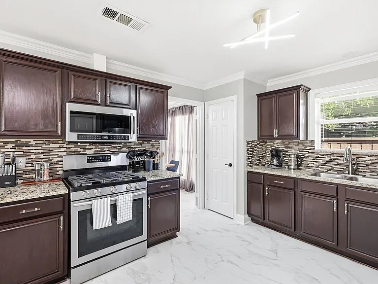 2720 Wild Grove Ln — Photo 10