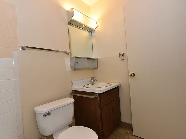 411 S Henderson St — Photo 12