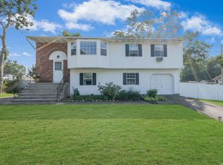 190 Alexander Ave, Holbrook, NY 11741