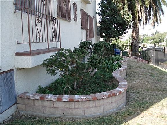 Delta Apartments - 825 Forest - Building landscaping