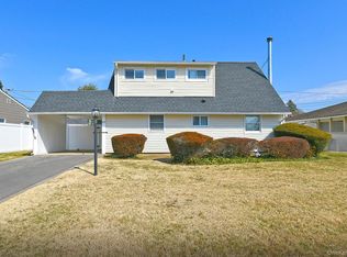 33 Robin Ln, Levittown, NY 11756