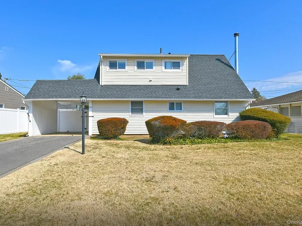 33 Robin Ln, Levittown, NY 11756