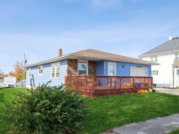 107 3rd Ave, Newhall, IA 52315