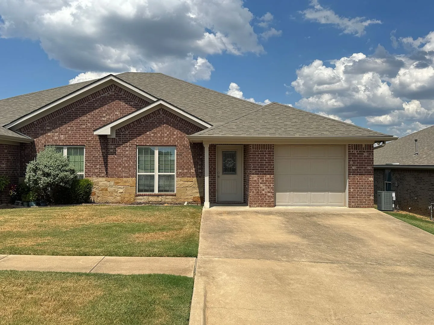 328 Princess Place — Photo 1
