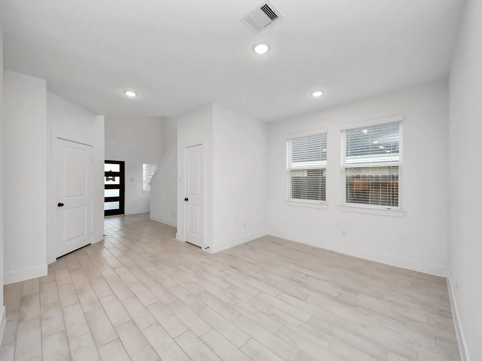 4 bed, 2.5 bath, 2201 sqft, $2,295 — Photo 4