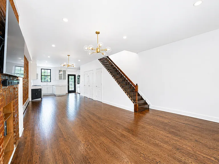 12 Roosevelt Pl #2 — Photo 1