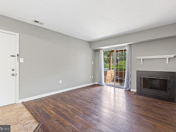 3rd image of 6911 Victoria Dr Unit A