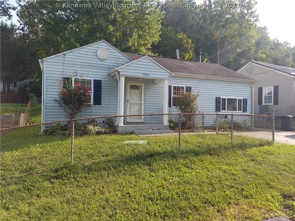1010 Village Dr, South Charleston, WV 25309