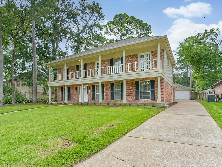 1011 Baltic Ln — Photo 2