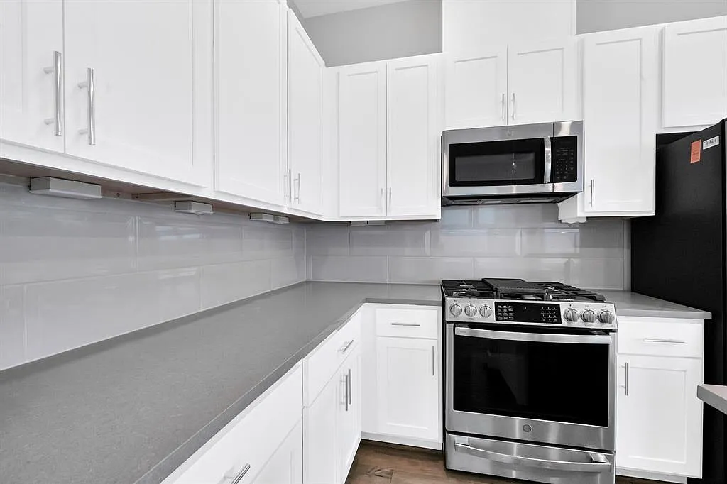 3 bed, 2.5 bath, 1624 sqft, $2,100 — Photo 2