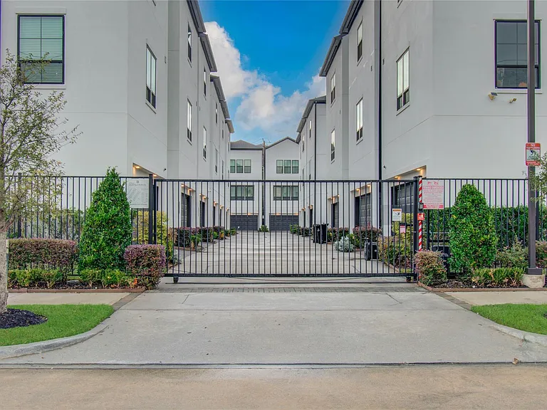 2810 Grand Fountains Dr #B — Photo 1