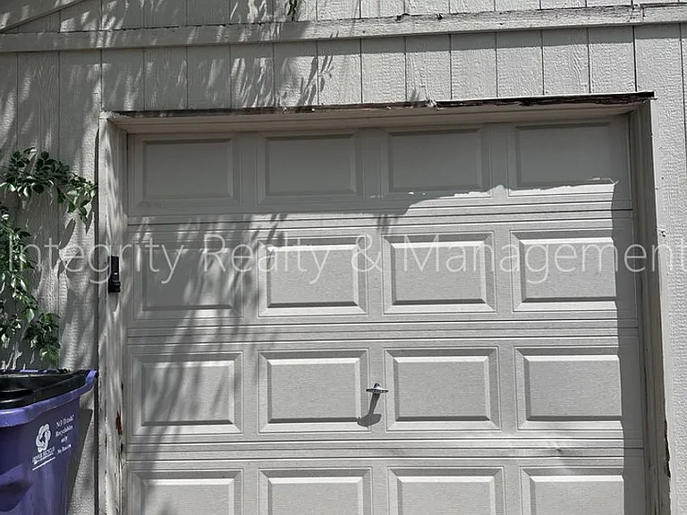 2047 Meade St — Photo 21
