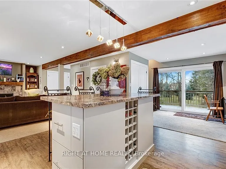 529 Simcoe St — Photo 7
