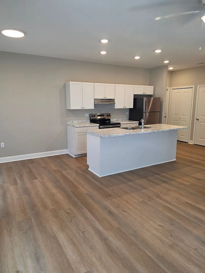 Charming 3 bed, 1.5 bath — Photo 4