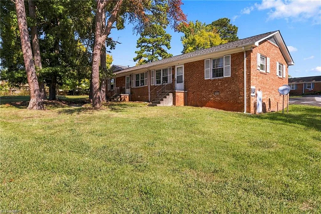 2 bed, 1.0 bath, 800 sqft, $1,050 — Photo 3