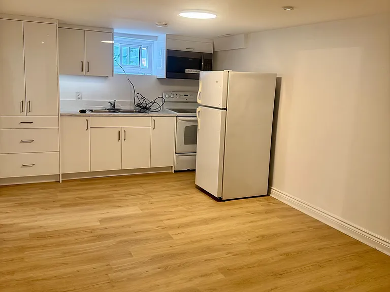 27 Lyndale Dr — Photo 2