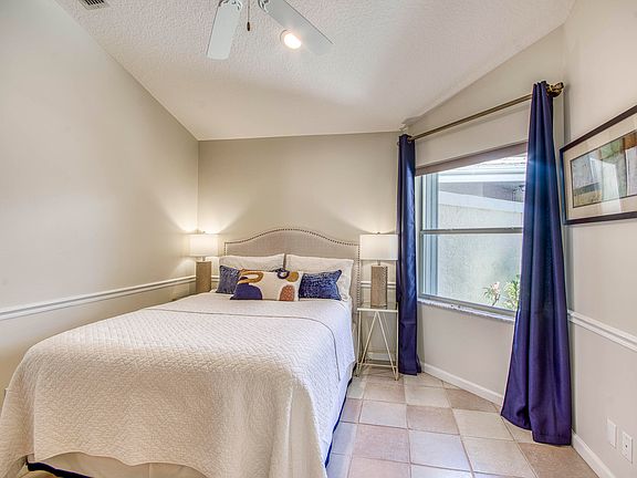 5th image of 206 Canterbury Drive W
