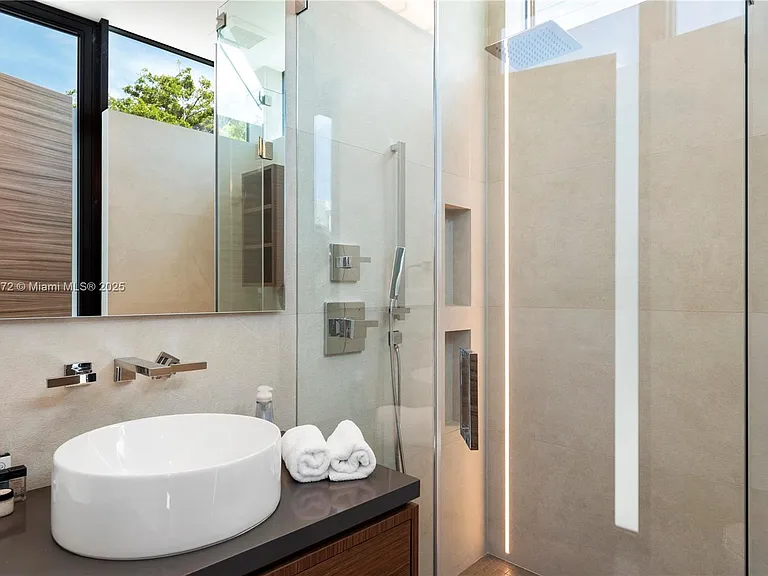 1400 Bayview Dr — Photo 35
