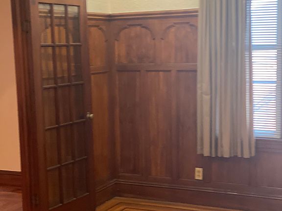 Dining room (one side)