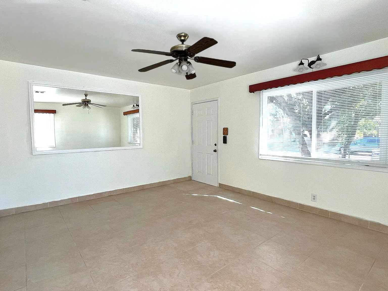 3 bed, 1921 sqft, $4,000 — Photo 2