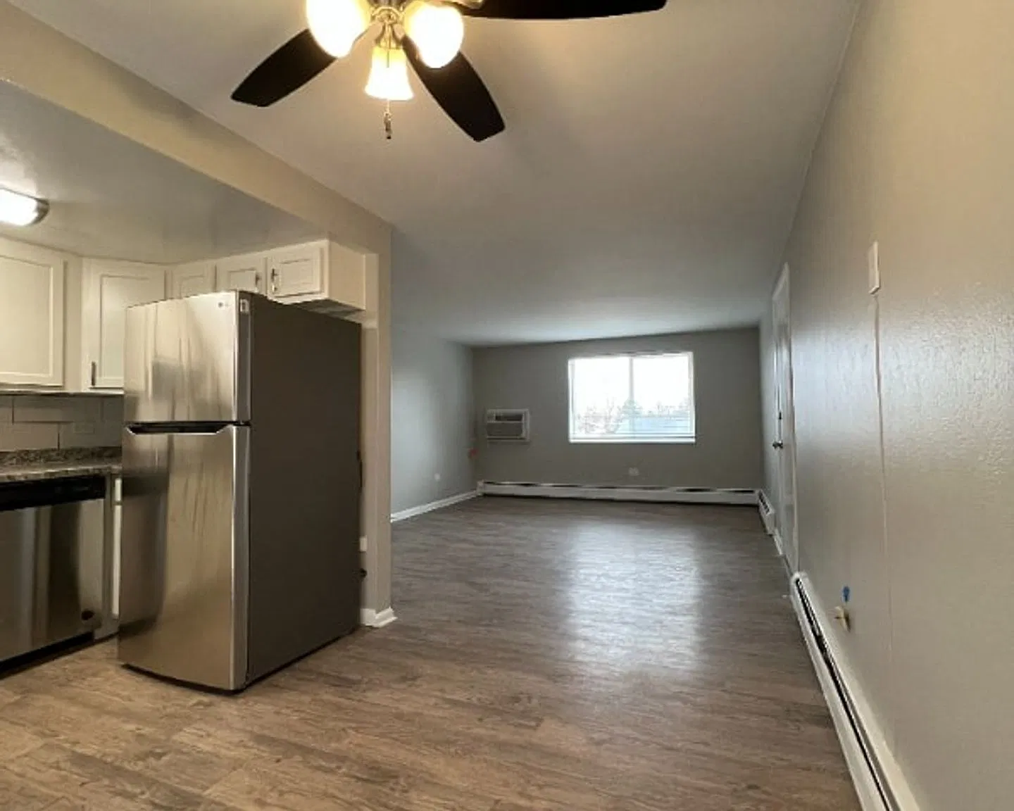 Beautifully Remodeled, Spacious 3 Bedroom Apartment with In-Unit Laundry and A/C. — Photo 3