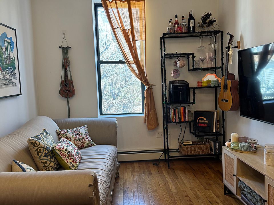 1st image of 282 Griffith St APT 1R